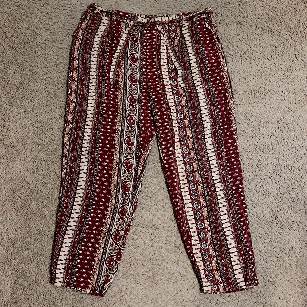 Rue21 high waist maroon patterned tie pants, size 2x
